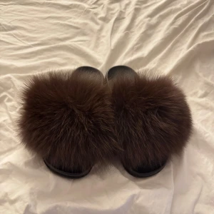 Äkta päls tofflor - Helt nya och oanvända från fur Stockholm nypris 600kr, likadana svarta följer med köpet helt gratis 🤎