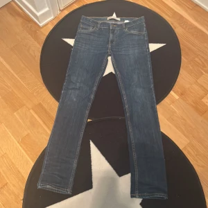 Levi's 510 Skinny jeans blå - Säljer ett par Levi's 510 Skinny jeans i klassisk blå denim. Jeansen har smal passform, fem fickor och snygga kontrastsömmar. Perfekta för dig som gillar en tajt look och vill ha ett par stilrena jeans med ikoniska Levi's-detaljer.(pris kan diskuteras)