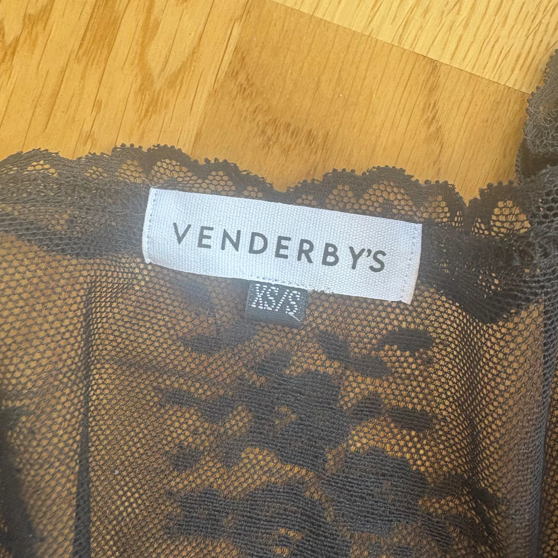 Svart spetsig omlottopp från Venderby's - 1