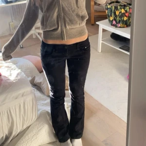 Lågmidjade ltb bootcut jeans - Skitsnygga svarta lågmidjade bootcut jeans från märket LTB!! De är ltb valerie som är modellen och storlek W27! Jag är 174 men passar även på min kompis perfekt som är 168, så spelar inte så stor roll. Jätte sköna bara att dom börjat bli för stora i midjan och kommer inte till användning 💖🐱Innerbenslängden är 78 och midjemåttet 38❤️🤗