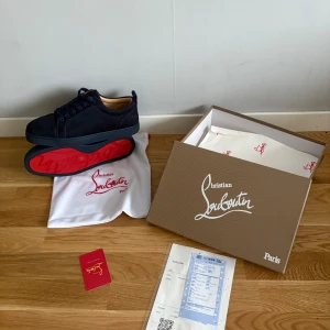 Christian Louboutin skor blå - Använda endast 2 gånger. Inga problem med de alls. Storlek 43. Det finns märken på användning på undersidan av skon men det är normalt då man går med dem. 