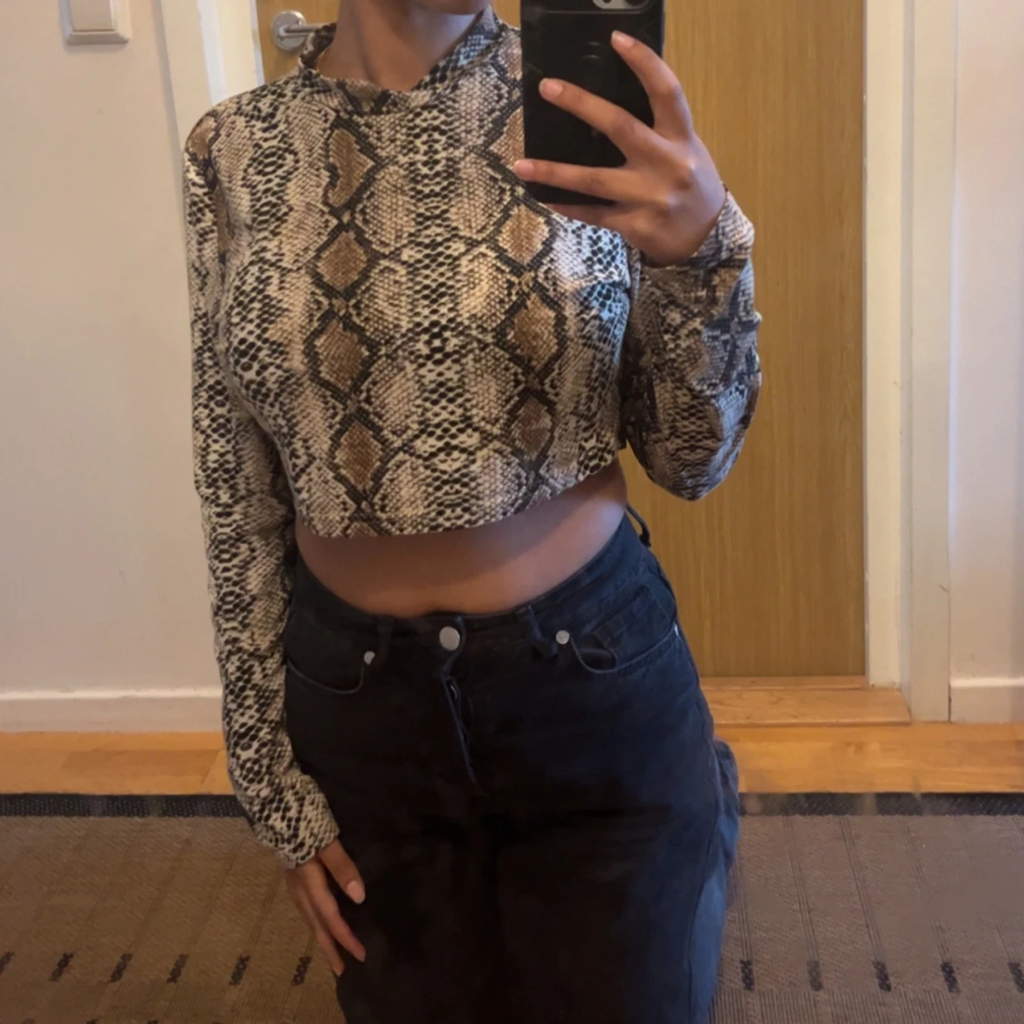 Croppad långärmad topp med ormmönster