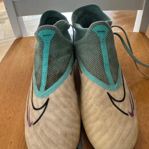 Nike Phantom GX - Säljer mina Nike Phantom Gx. Inköpta för 1239kr och använda i en säsong. 