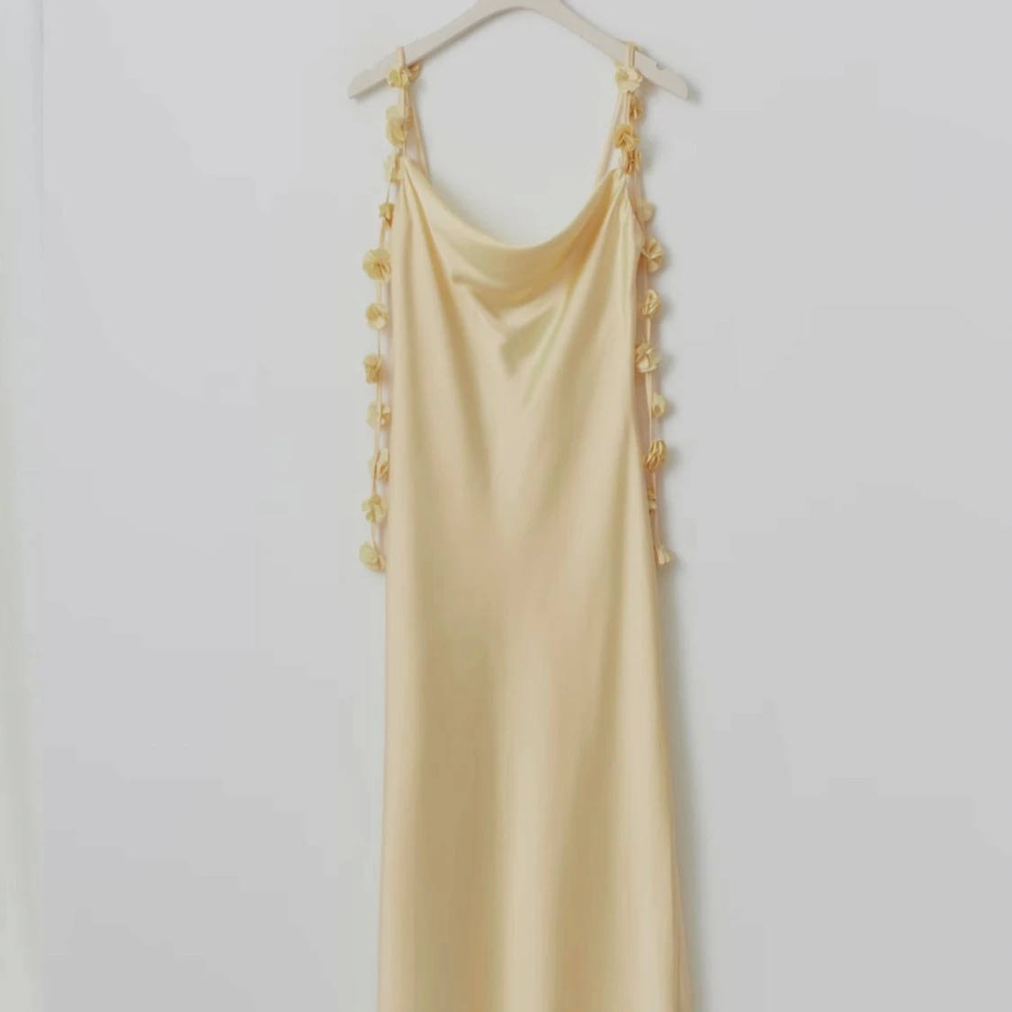 Ljusgul långklänning med blommiga band Gina tricot  - 1