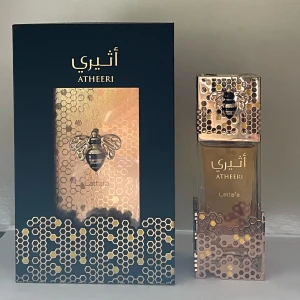 Lattafa Atheeri Eau de Parfum 100ml - Lattafa Atheeri är en lyxig parfym i en elegant glasflaska med guldiga detaljer och ett bi-motiv. Doften öppnar med fräscha noter av passionsblomma och daggdroppe, har ett blommigt hjärta av orkidé och jasmin, och avslutas med en varm bas av vanilj och Amberwood 100ml flaska se bild för mängd kvar! 