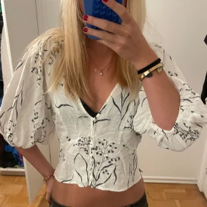 Söt blus  - Så snygg blus, nästan nyskick🥰 skriv gärna innan köp nu 