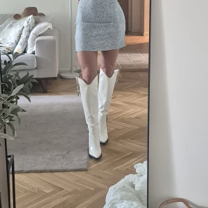 Sexiga cowboy boots - helt nya - Så snygga cowboy boots i vitt från Pretty little thing. Har aldrig använt dom då jag beställde 2 likadana och dessa var för små för mig. Passar perfekt till en kort klänning eller kjol den här sommaren.
