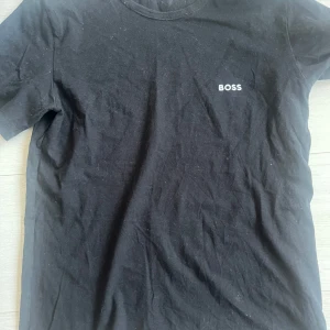 Boss T-shirt - Svart t-shirt från BOSS i storlek S. Vid frågor är det bara skriva!