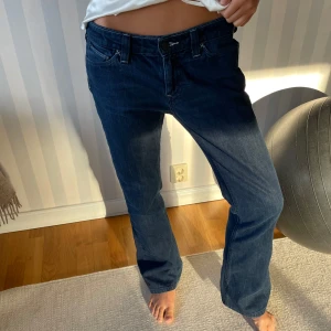 Mörkblå jeans från Lee - Säljer ett par mörkblå jeans från Lee. Jeansen har  låg midja och snygga kontrastsömmar. Materialet är robust denim i bomull och de har en tidlös look som funkar till det mesta. Jag är 172 och de är nån cm för korta men annars perfekta!