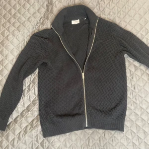 Full zip kofta  - Full zip kofta som har använts Max 2 gånger. Ville testa en annan stil men tyckte inte det passade mig, därav vill jag sälja den till ett bra pris.😁