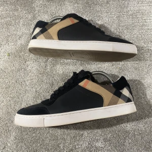Burberry skor - Hej! Säljer nu mina skor från märket Burberry , storlek 40.5 bra skick, givetvis äkta. Tveka inte på att höra av dig om du har frågor eller funderingar kring skorna! 