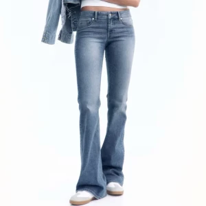 Ljusblå bootcut jeans - Säljer dessa snygga bootcut jeans som är helt andvända. De är köpta i fel storlek och där med säljer jag dem. Passar xs/s💕