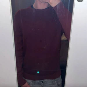 Vinröd sweatshirt  - Vinröd sweatshirt - Pier one - Storlek S - Mycket bra skick (bortsett från fläcken, men går bort i tvätten med vanish) - Nypris: 279kr - Mitt pris: 149kr - hör av dig vid funderingar 💫