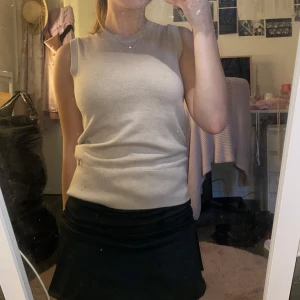 Beige stickad linne/väst - Söt beige stickad linnetopp/väst från Holly & Whyte by Lindex. Se detekt sista bild 