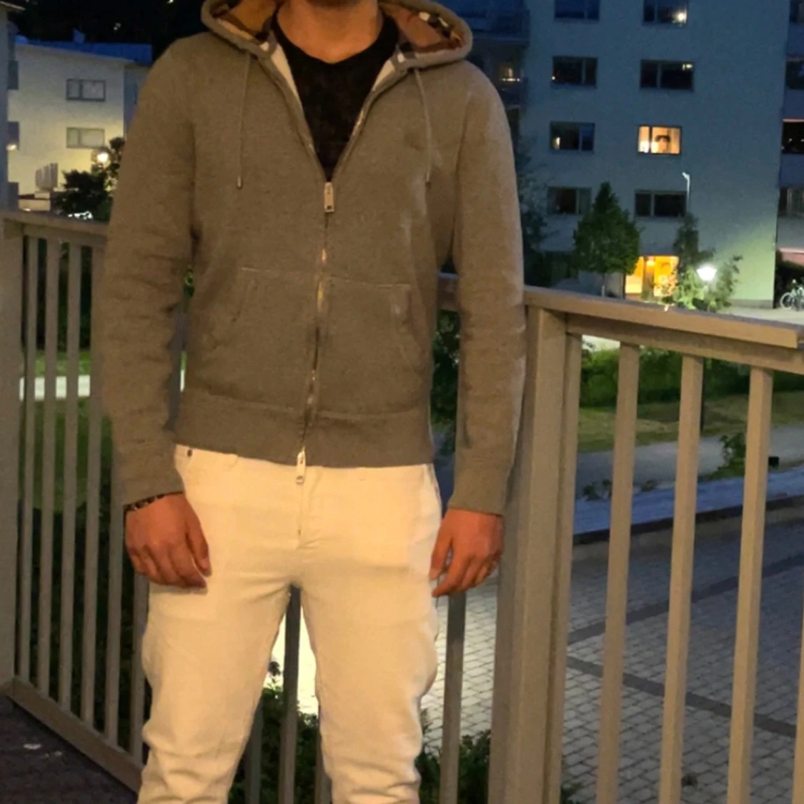 Grå hoodie från Burberry med dragkedja - 3