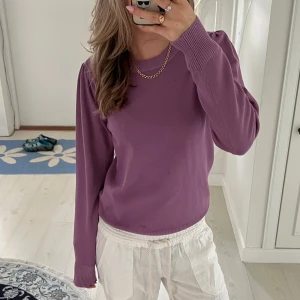 Lila tröja från Saint Tropez - Superfin lila tröja från Saint Tropez med rund halsringning och puffade axlar. Pris kan alltid diskuteras ❤️
