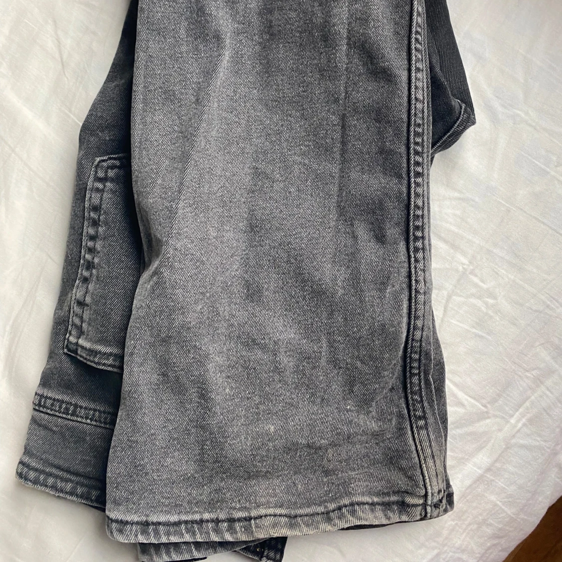 Grå jeans med bootcut  - 1