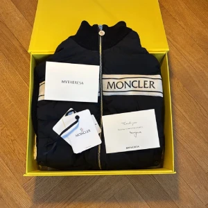 Moncler cardigan - Kvitto finns!!!!!!!Säljer denna sjukt sällsynta Moncler cardiganen som är helt omöjlig att få tag på. Den är köpt på mythresa för 10 000kr och allting og finns och medföljer vid köp. Den är i väldigt bra skick i princip som ny förutom en defekt kom pm för bild. 