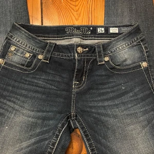 Miss Me jeans  - så snygga jeans som tyvärr inte passar mig därför har jag inte bild på!❤️ Mörkblå jeans från Miss Me med snygga slitningar och kontrastsömmar. Bakfickorna är dekorerade med broderi och glittriga paljetter i silver och guld. modellen är lågmidjade och skinny  