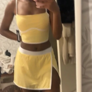 Gult sett från fashionova (nytt skick) - Superfräsch gul set med kjol och topp från fashionova  Sport med vita detaljer. Det är i nytt skick! Det satt inte så bra på mig och testat en gång. Båda delarna är i storlek S och väldigt stretchigt material. Ett gulligt sett för sommaren!!🌼🌼