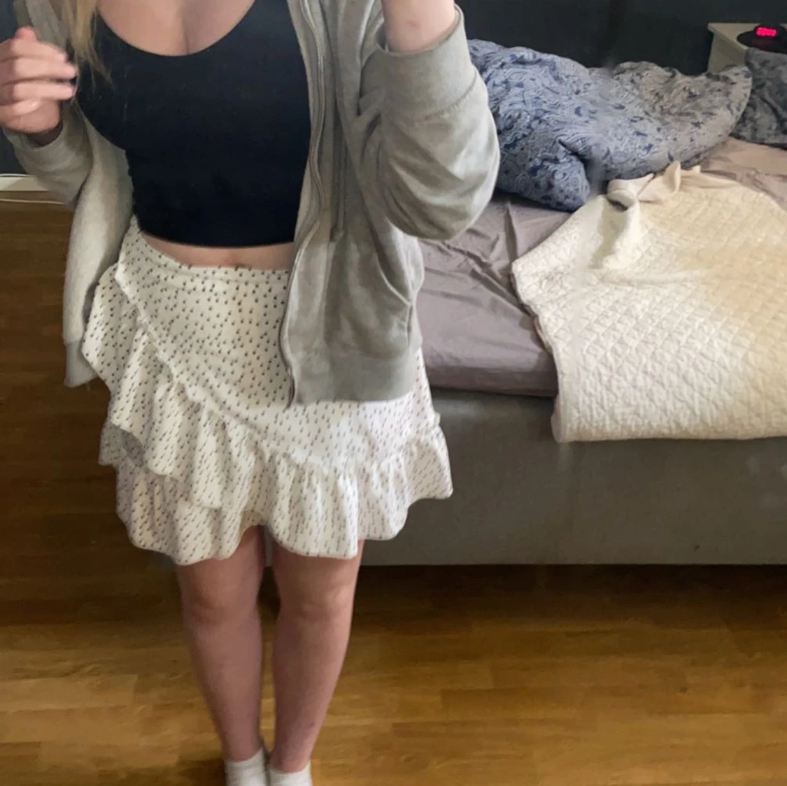 Vit prickig omlottkjol med volang - 1