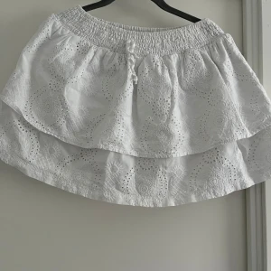 Somrig Kjol - Superfin vit minikjol med inbyggda shorts. Använd fåtal gånger och i väldigt bra skick!🤍perfekt för sommaren!