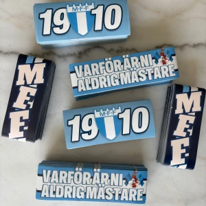 MFF klistermärken - Mff klistermärken! Perfekt för dig som vill visa ditt stöd för MFF och samtidigt pika motståndarna. Snygg design med klubbens färger och logga. Gör din laptop, cykel eller mobil lite mer himmelsblå!                                                            OBS! 1kr/st 