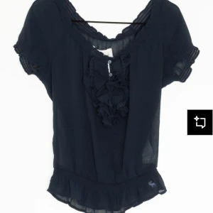 Ralph lauren blus - Mörkblå blus, aldrig använt , stretchigt material och jätte fina detaljer! Skulle säga storlek xs- M då den är så stretchig.
