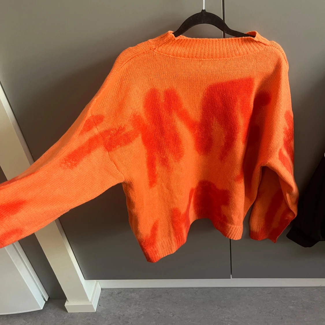 Orange stickad tröja med röd tie-dye - 2