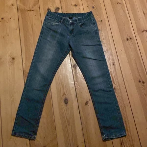 Mörkblå skinny jeans - Snygga mörkblå skinny jeans med klassisk femficksdesign och diskreta slitningar. Jeansen har normal midja och raka benslut. Perfekta till sneakers eller boots och funkar året runt. 