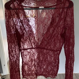 Spetstopp från Nelly - Jättefin spetstopp från Nelly i storlek XS, använd fåtal gånger så fint skick. Inköpspris: 399 kr. Går bra att försöka pruta.