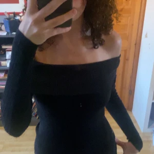 Svart offshoulder  - Snygg svart offshoulder topp med lång ärm och tight passform. 