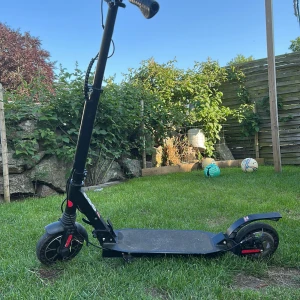 Elscooter/elsparkcykel svart - En svart elscooter som går 20km/h. Jag säljer min elscooter för att jag inte använder den längre. Den funkar bra och går ganska snabbt. Man kan fälla ihop den och den har broms och en skärm som visar hur fort man åker.  🛴 Laddare följer med 🔋 Batteriet håller bra 🚀 Går snabbt och är rolig att köra