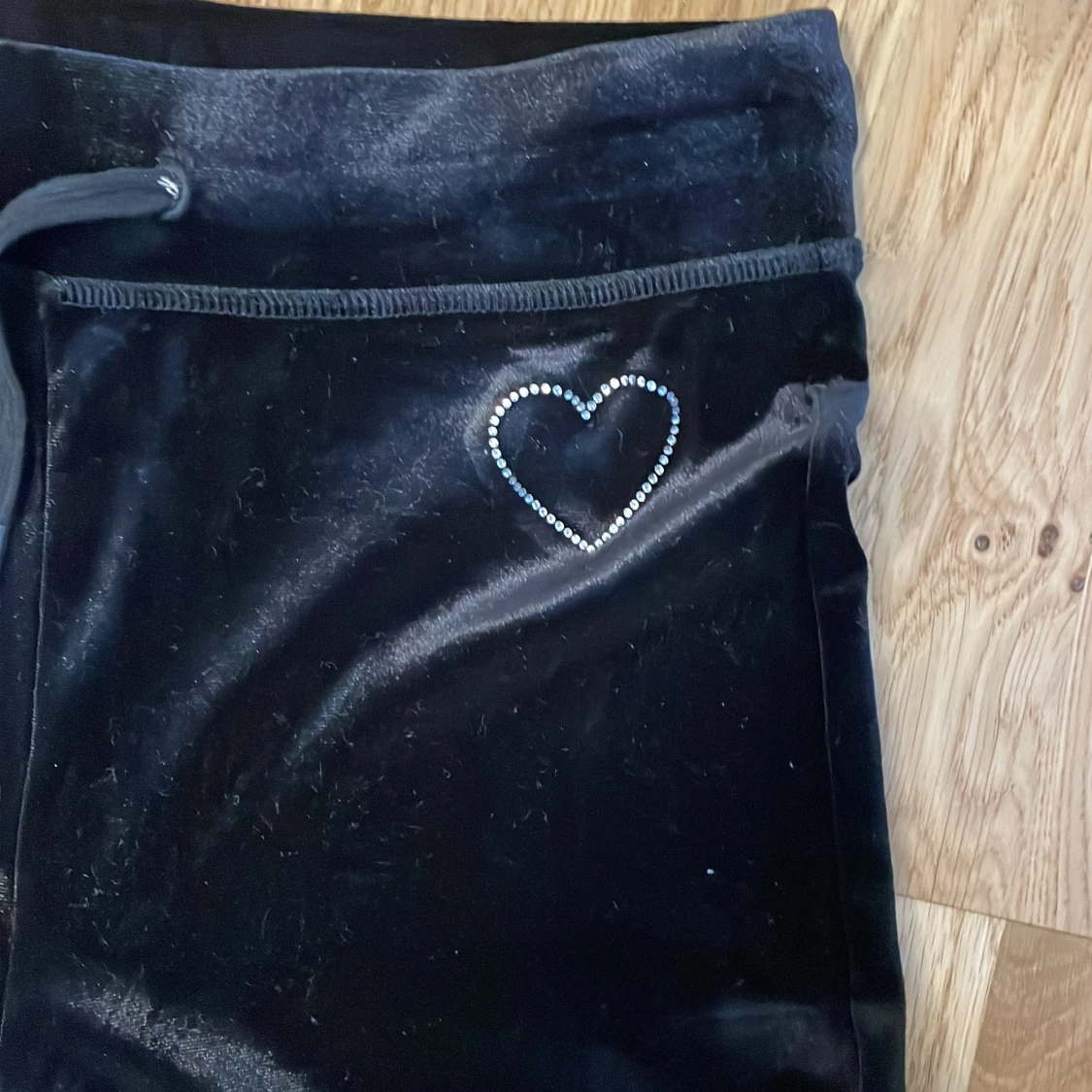 Svarta sammetsbyxor med hjärtdetalj - 2