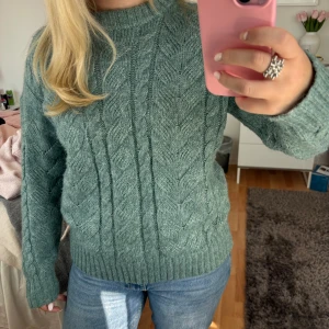 Grön stickad tröja - Fin grön stickad tröja. Använd fåtal gånger! 💕 Storlek M. 