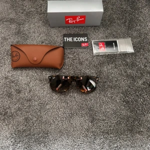 Ray-ban boyfriends - Ray-ban boyfriends solbrillor perfekt nu till sommaren. Endast använda 2 gånger och en del av tillbehören är även oöppnade. Inga sprickor och inga repor. 0 tecken på användning.