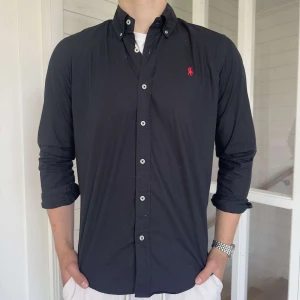 Polo ralph lauren skjorta - Polo ralph lauren skjorta i storlek L slim fit, skjortan i bra skick. Hör gärna av er vid frågor