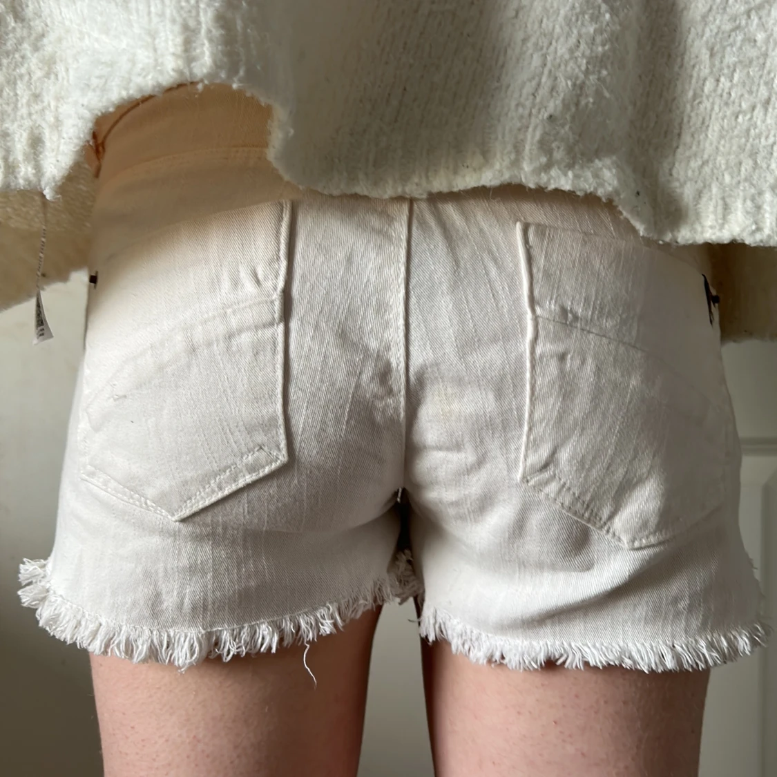 Ljusrosa och vita jeansshorts med slitningar - 1