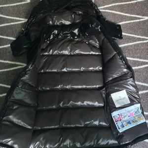 Moncler väst - Den kommer med moncler påse och alla tillbehör paper och allt.