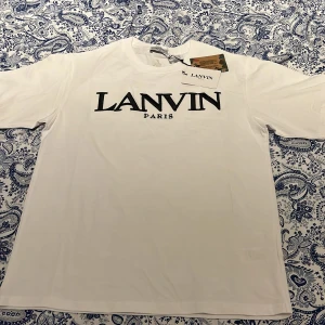 Lanvin Paris T shirt - Säljer denna feta Lanvin tisha, perfekt nu till sommaren. Storleken är M men passar L också skulle jag säga. Helt ny aldrig använd.