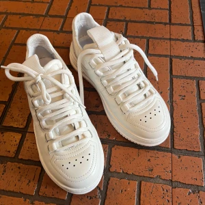 Vita chunky sneakers med platt sula - Snygga helvita sneakers, aldrig använda, fick dem i present 