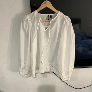 Vit blus - Jätte fin vit blus som Aldig kommit till användning! Säljs ej längre🤍