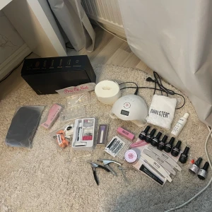 Nagel kit - Kit för att göra naglarna som endast använts en gång. Innehåller UV-lampa, nagelklippare i olika format, pucher, gel glue, lösnaglar & tippar, top & base coat, filar i olika skick, penslar i okej skick, cleanser & pads, handduk, elektrisk nagelfil, cuticle oil, primer, vit & rosa colour coat, liquid builder gel, rosa & vit gel polish, tränings ”naglar”, nessecär, starline frosted pink gel och en nagelmanuall. I stort sätt alla produkterna kommer från nailster och nagelgiganten! Nypris ca 3500kr🤍