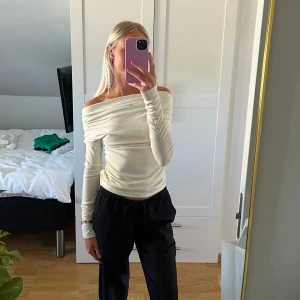 Vit topp - Vit långärmad tröja i superskönt material. Aldrig använd men prislappen är borttagen & är i storlek XS🤍