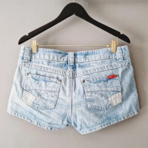 Ljusblå jeansshorts från ONLY - Snygga ljusblå jeansshorts från ONLY med klassisk femficksdesign, bälteshällor och knappstängning. 🤍lågmidjade!