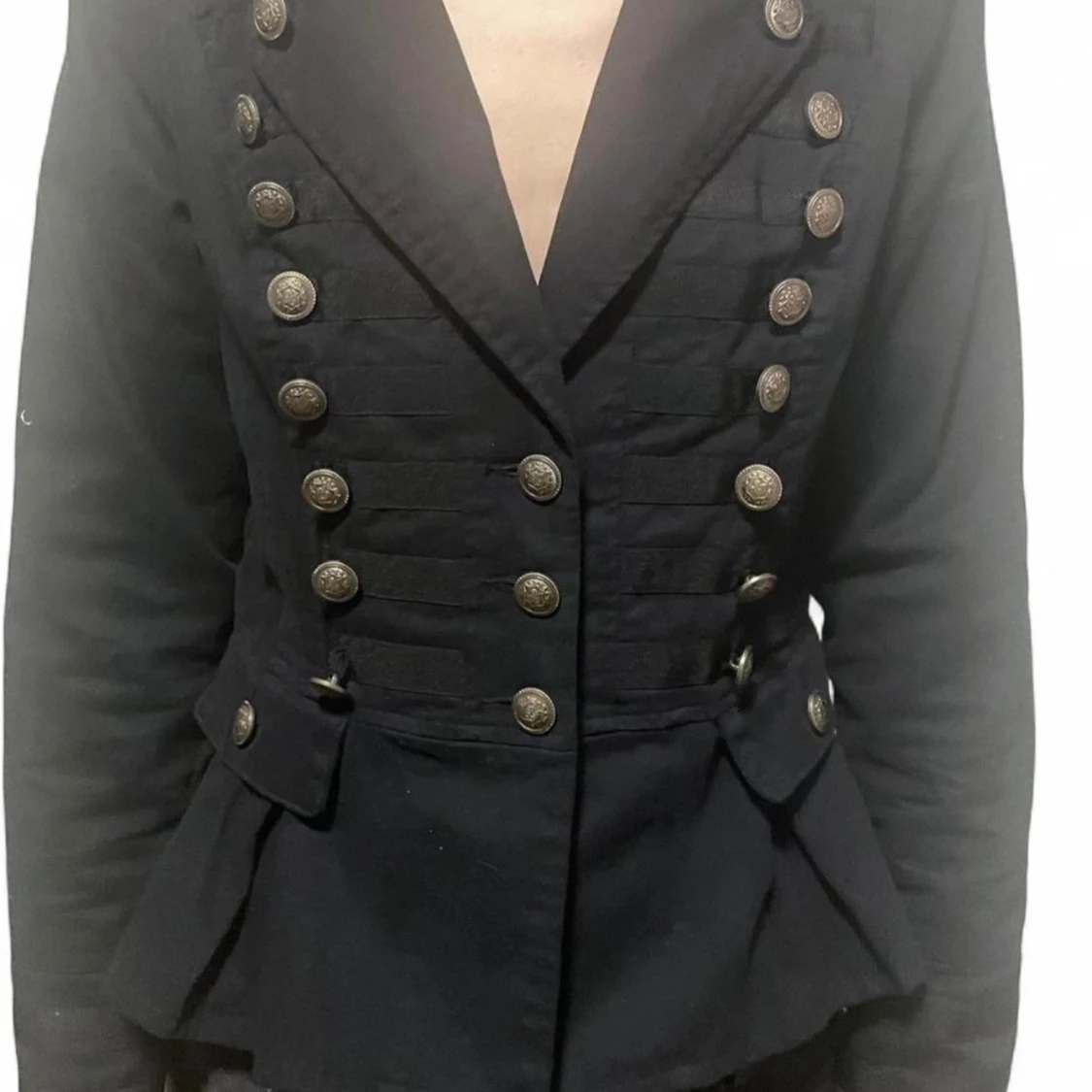 Svart kavaj med dekorativa knappar