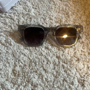 Grå transparenta solglasögon från Chimi har använts 2 gånger och är i helt perfekt skick  - Snygga solglasögon från Chimi med transparent grå båge och fyrkantig form. Glasen är mörka och ger en cool vibe. Kommer med originalfodral. Perfekta för dig som vill sticka ut med stilrena accessoarer.