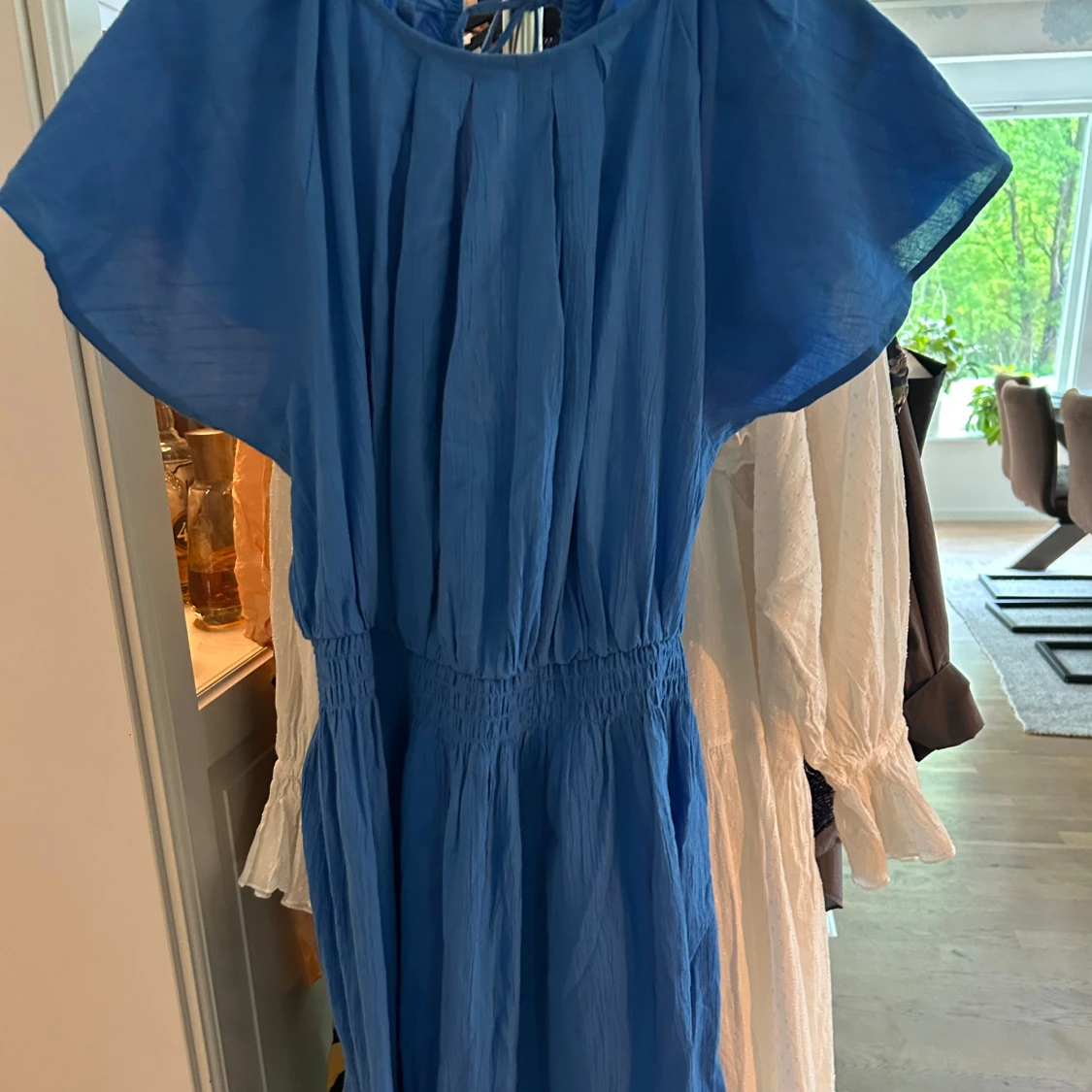 Blå kortklänning med knyt i ryggen