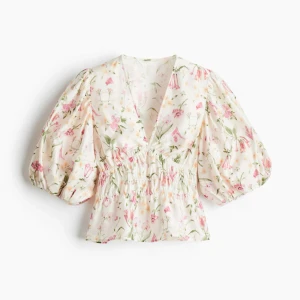 H&M blus  - Jätte gullig blus från H&M, men kommer tyvärr inte till användning. Storlek Xs men passar mycket bra för storlek S då jag har det! Säljer för denna pris pga att jag själv köpte för 600🩷