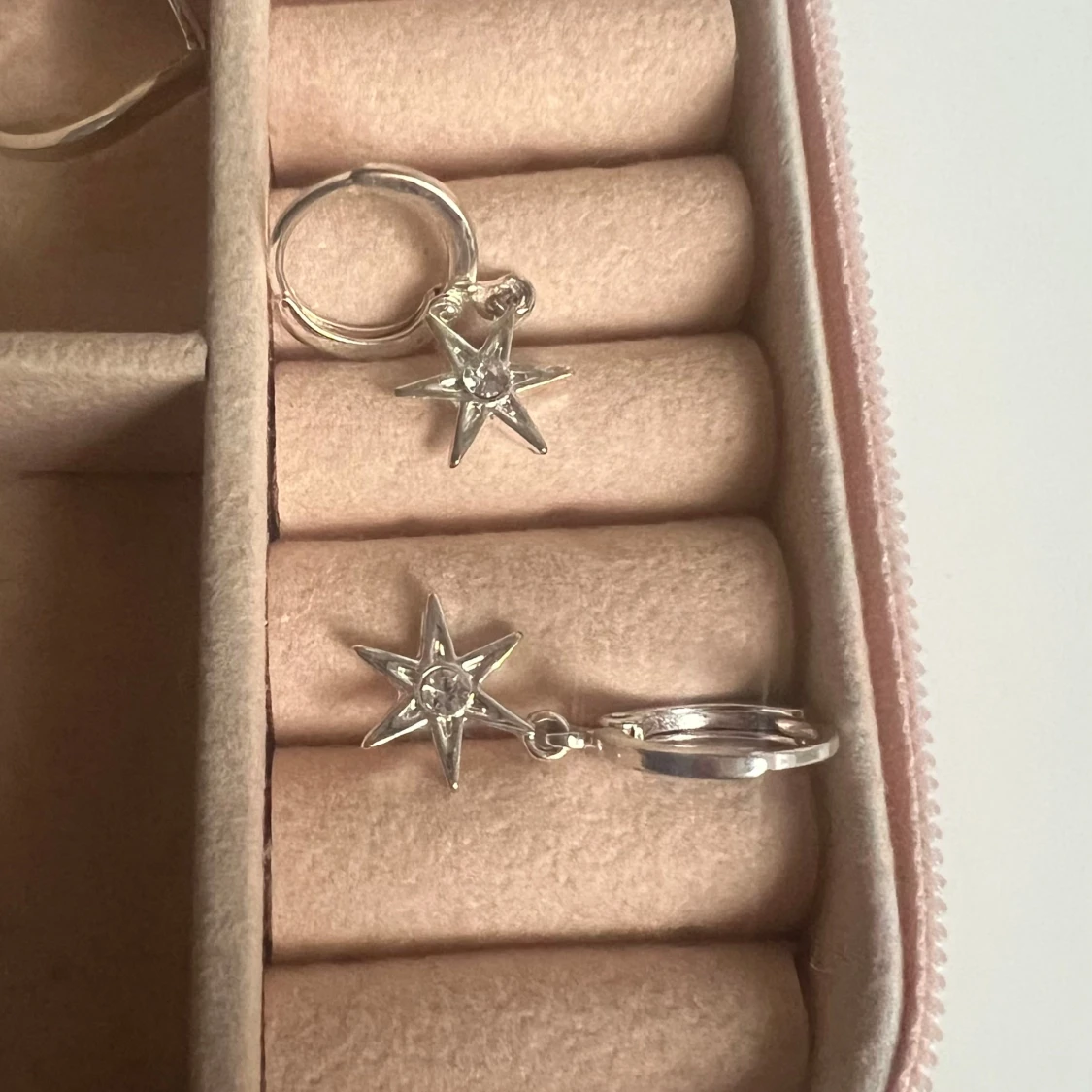 3 par silvriga örhängen  - 3